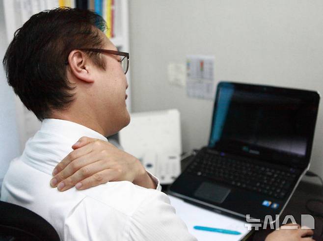 [서울=뉴시스]에어컨 찬바람을 쏘일 때 마다 목과 어깨의 결림 및 뻣뻣한 증상이 일주일 이상 지속되는 경우, 양반 다리를 했을 때 무릎 안쪽에 통증이 있는 경우, 걷기만 해도 무릎 피로감이 심한 경우, 관절 통증이 일상생활을 방해할 정도로 지속되면 주사치료 등을 고려해야 하는 단계일 수 있다. (사진= 미래본병원 제공) 2025.07.26. photo@newsis.com.