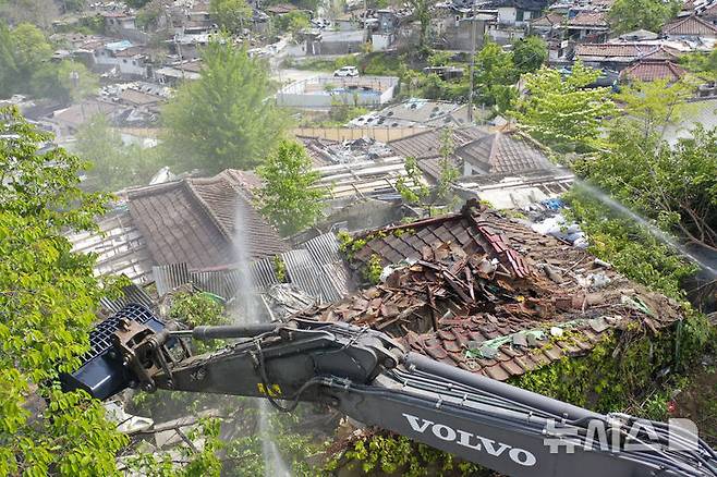 [서울=뉴시스] 김진아 기자 = 지난 5월8일 서울 노원구 중계본동 마지막 달동네 '백사마을' 철거가 시작되고 있다.  노원구 중계본동 30-3번지 일대는 최고 35층 26동 3178가구 아파트 단지로 재개발한다. 이곳은 1960년대 후반 서울 도심 개발로 밀려난 철거민들이 '산 104번지'에 집단 이주하면서 형성돼 백사마을로 불린다. (공동취재) 2025.07.25. photo@newsis.com