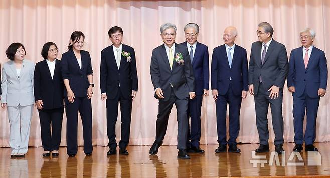 [서울=뉴시스] 조성우 기자 = 김상환(오른쪽 다섯 번째부터) 신임 헌법재판소장과 오영준 신임 헌법재판관이 24일 오전 서울 종로구 헌법재판소에서 열린 취임식을 마치고 헌법재판관들과 기념촬영을 하고 있다. 왼쪽부터 정계선, 김복형, 정정미, 오영준 재판관, 김상환 헌법재판소장, 김형두, 정형식, 조한창, 마은혁 재판관. 2025.07.24. xconfind@newsis.com