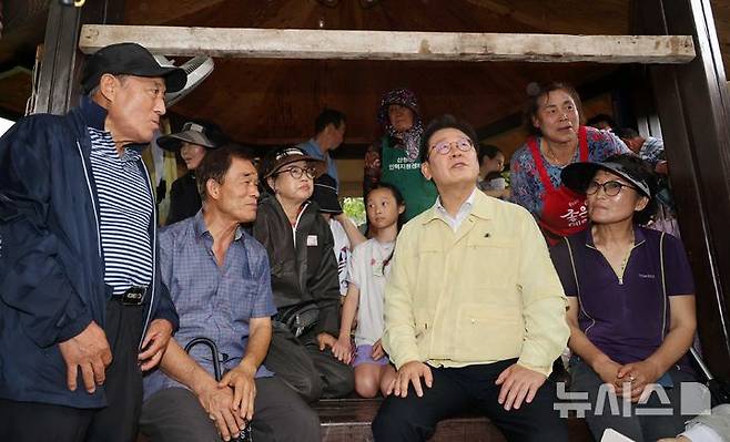 [산청=뉴시스] 고범준 기자 = 이재명 대통령이 21일 기록적인 폭우가 쏟아진 경남 산청군 산청읍 부리마을을 찾아 피해 현장을 점검한 뒤 마을 주민들과 대화하고 있다. 2025.07.21. bjko@newsis.com