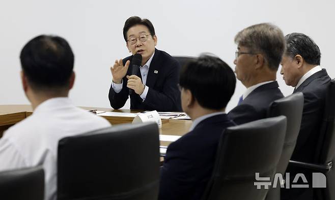 [시흥=뉴시스] 최동준 기자 = 이재명 대통령이 25일 경기 시흥시 SPC삼립 시화공장에서 열린 산업재해 근절 현장 노사간담회에서 SPC 임원들에게 사고경위와 근로자 노동 환경 등에 대해 질문하고 있다. 2025.07.25. photocdj@newsis.com