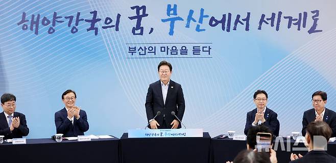 [부산=뉴시스] 최동준 기자 = 이재명 대통령이 25일 부산 부경대에서 열린 타운홀미팅 '부산의 마음을 듣다' 지역 주민 간담회에서 인사하고 있다. (대통령실통신사진기자단) 2025.07.25. photocdj@newsis.com