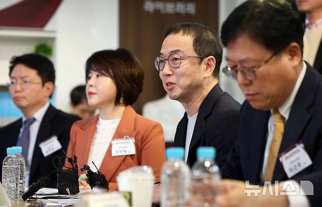 [서울=뉴시스] 홍효식 기자 = 송병준(오른쪽 두번째) 벤처기업협회 회장이 1일 서울 구로구 벤처기업협회 이민화라이브러리에서 열린 국민의힘 원내대표 초청 혁신벤처업계 활력 회복을 위한 현장간담회에서 발언하고 있다. 2025.04.01. yesphoto@newsis.com