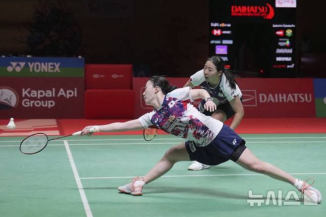 [자카르타=AP/뉴시스] 배드민턴 김혜정(앞)-공희용 조. 2025.01.25.