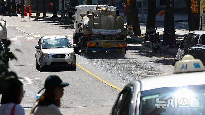 [서울=뉴시스] 최진석 기자= 전국 대부분 지역에 폭염특보가 발효된 26일 서울 중구 한 도로에 살수차자 도로에 물을 뿌려 기온을 낮추고 있다. 2025.07.26. myjs@newsis.com