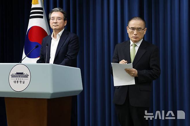 [서울=뉴시스] 최동준 기자 = 김용범(왼쪽) 정책실장과 위성락 국가안보실장이 25일 서울 용산 대통령실 청사에서 통상대책회의 관련 브리핑을 마친 뒤 질문을 듣고 있다. 2025.07.25. photocdj@newsis.com