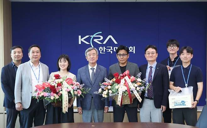 [세종=뉴시스]한국마사회가 25일 과천 본사에서 사내 익명게시판 '말랑톡톡'에 게시된 칭찬 글의 주인공들을 초청해 감사의 마음을 전하는 시간을 가졌다. (사진=마사회 제공) *재판매 및 DB 금지