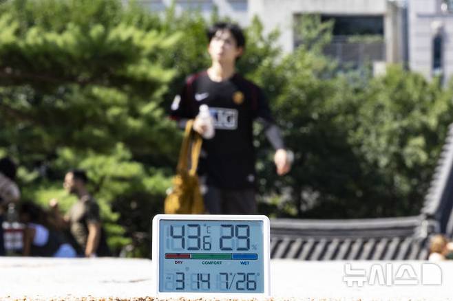 [서울=뉴시스] 김근수 기자 = 전국 대부분 지역에 폭염특보가 발효된 26일 서울 중구 남산한옥마을의 지열로 온도계 수치가 40도를 웃돌고 있다. 2024.07.26. ks@newsis.com