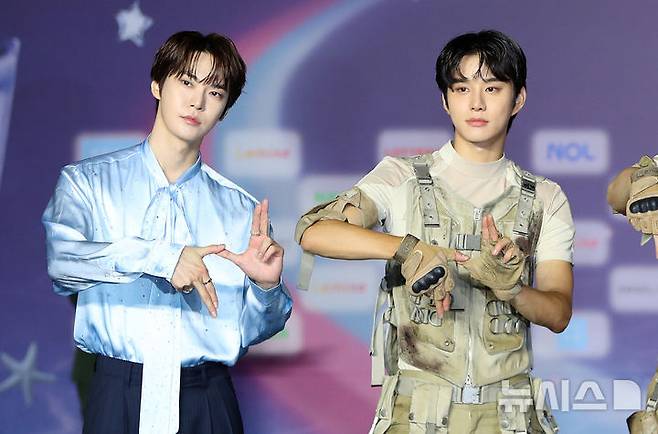 [고양=뉴시스] 김혜진 기자 = 그룹 NCT127 도영(왼쪽), 정우가 26일 오후 경기 고양 일산서구 킨텍스에서 열린 2025 SBS 가요대전 써머(Summer) 블루카펫에서 포즈를 취하고 있다. 이날 블루카펫 행사에는 유스피어, 비:퍼스트, 아홉, 올데이 프로젝트, 싸이커스, 이즈나, 미야오, 폴킴, NCT WISH, 엔믹스, 잔나비, 아이브, 엔시티 127, 있지가 참석했다. 2025.07.26. jini@newsis.com
