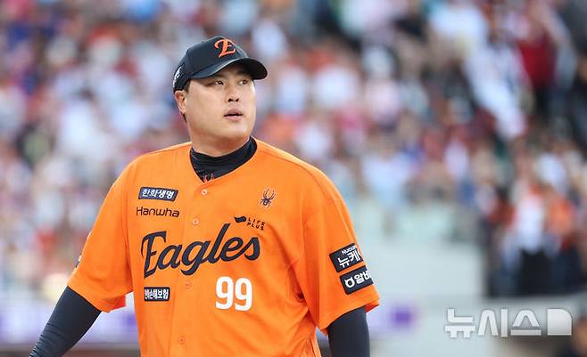 [대전=뉴시스] 권창회 기자 = 26일 오후 대전 중구 대전한화생명볼파크에서 열린 2025 신한 쏠뱅크 KBO리그 한화 이글스와 SSG랜더스의 경기, 1회 초 한화 류현진이 5실점을 한 뒤 이닝을 마치고 마운드를 내려오고 있다. 2025.07.26. kch0523@newsis.com