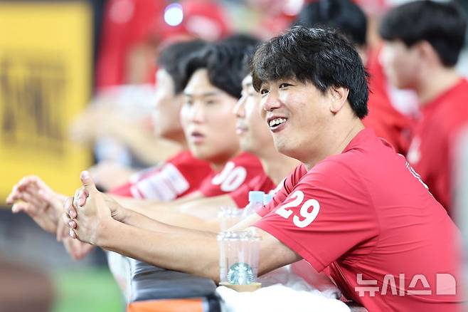 [대전=뉴시스] 권창회 기자 = 26일 오후 대전 중구 대전한화생명볼파크에서 열린 2025 신한 쏠뱅크 KBO리그 한화 이글스와 SSG랜더스의 경기,SSG 김광현이 더그아웃에서 경기를 지켜보며 미소짓고 있다. 2025.07.26. kch0523@newsis.com