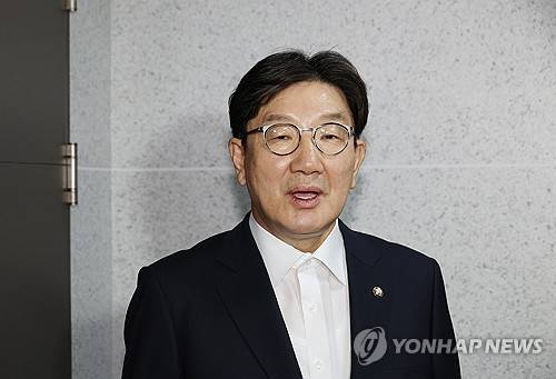 압수수색 관련 입장 밝히는 권성동 의원 (서울=연합뉴스) 박동주 기자 = 국민의힘 권성동 의원이 18일 서울 여의도 국회 의원회관 자신의 의원실로 들어서며 압수수색 관련 입장을 밝히고 있다. 2025.7.18 pdj6635@yna.co.kr