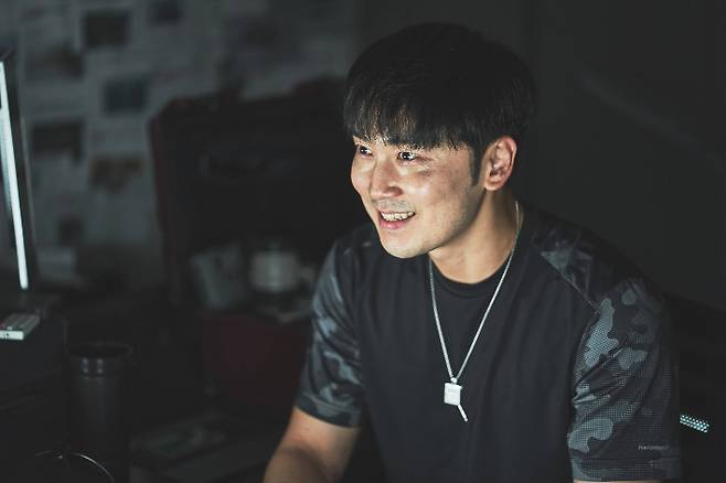 넷플릭스 영화 '84제곱미터'는 아파트 내 층간 소음을 소재로 이웃 간의 첨예한 갈등을 다룬 작품이다. 배우 서현우는 극 중 노우성(강하늘) 윗집에 사는 날카로운 분위기를 자아내는 영진호 역을 소화했다. 넷플릭스 제공