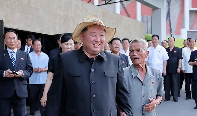 김정은 국무위원장이 지난 24일 당·정부, 무력기관의 지도간부들과 함께 '반제계급교양의 거점'인 신천계급교양관을 돌아보는 모습. 연합뉴스
