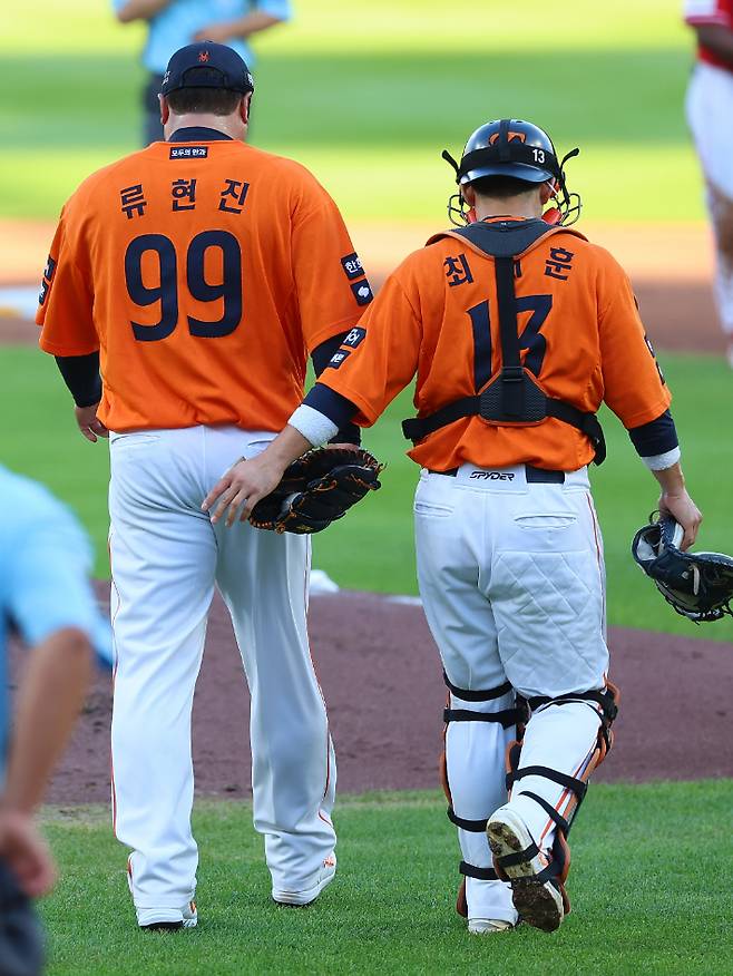 한화 류현진과 최재훈. 연합뉴스