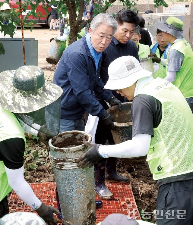 강호동 농협중앙회장(왼쪽 두번째)이 24일 경기 가평군 조종면 대보리의 침수 피해를 본 농가 주택을 청소하고 있다. 가평=김병진 기자