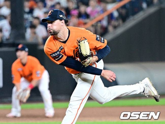 [OSEN=대전, 최규한 기자] 25일 대전 한화생명볼파크에서 ‘2025 신한 SOL Bank KBO리그’ 한화 이글스와 SSG 랜더스의 경기가 열렸다.홈팀 한화는 라이언 와이스, 방문팀 SSG는 드류 앤더슨을 선발로 내세웠다.5회초 한화 선발 라이언 와이스가 힘차게 공을 뿌리고 있다. 2025.07.25 / dreamer@osen.co.kr