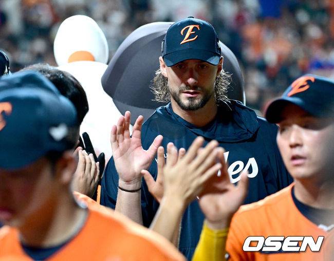 [OSEN=대전, 최규한 기자] 프로야구 한화가 대전 홈에서 다시 승전보를 울렸다.&nbsp;한화는 25일 대전 한화생명볼파크에서 열린 2025 신한 SOL Bank KBO리그 SSG 랜더스와의 홈경기를 4-0으로 승리했다.&nbsp;후반기 대전 홈에서 첫 경기를 이긴 한화는 올해 홈경기 29승13패2무(승률 .690)로 7할에 가까운 승률을 기록 중이다. 원정경기(28승21패1무 승률 .571)보다 월등히 좋은 성적이다.&nbsp;선발 라이언 와이스가 7이닝 3피안타 2볼넷 10탈삼진 무실점 호투로 부활을 알렸다. 시즌 11승째. 타선에서는 문현빈이 3안타, 황영묵과 채은성이 2안타씩 고르게 치며 공격을 이끌었다.&nbsp;경기를 마치고 승리투수 한화 라이언 와이스가 동료들과 인사를 나누고 있다. 2025.07.25 / dreamer@osen.co.kr