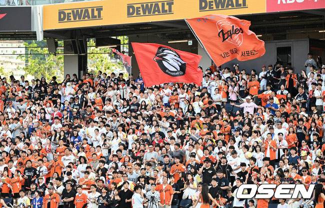 [OSEN=대전, 이대선 기자] 10일 오후 대전 한화생명볼파크에서 2025 신한 SOL Bank KBO리그 한화 이글스와 KIA 타이거즈의 경기가 열렸다.한화는 황준서, KIA는 네일을 선발로 내세웠다.한화 팬들이 열띤 응원을 펼치고 있다. 2025.07.10 /sunday@osen.co.kr