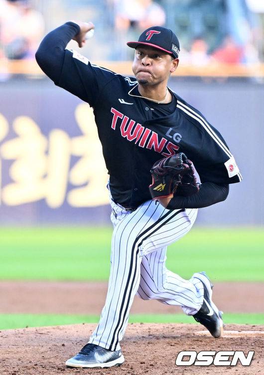 [OSEN=잠실, 민경훈 기자] 25일 오후 서울 잠실야구장에서 2025 신한 SOL Bank KBO리그 두산 베어스와 LG 트윈스의 경기가 열렸다.이날 두산은 콜어빈, LG는 에르난데스를 선발로 내세웠다.LG 선발 에르난데스가 마운드 위에서 힘차게 공을 뿌리고 있다. 2025.07.25 / rumi@osen.co.kr