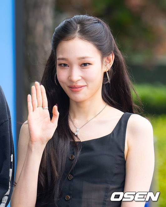 [OSEN=김성락 기자] 8일 오후 서울 마포구 MBC에서 라디오 ‘정오의 희망곡 김신영입니다’ 생방송이 진행됐다. 이날 라디오에는 그룹 올데이프로젝트(ALLDAY PROJECT)가 출연했다. 올데이프로젝트 애니가 포즈를 취하고 있다. 2025.07.08 / ksl0919@osen.co.kr