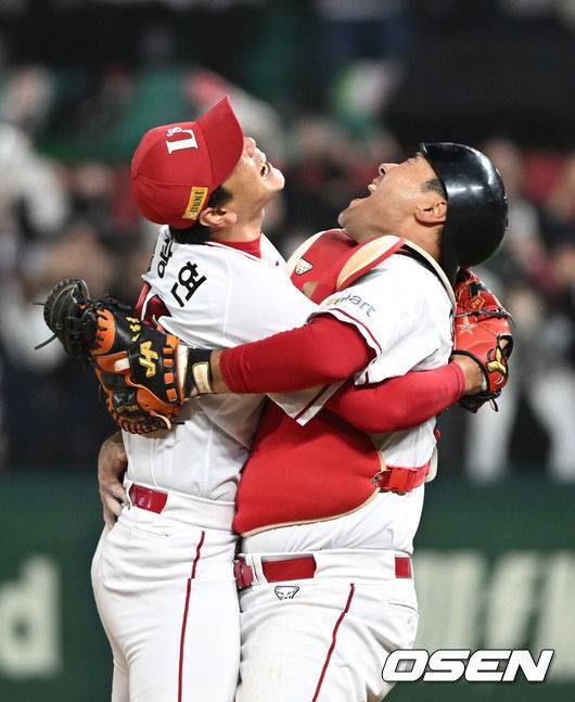 [OSEN=인천, 이대선 기자] SSG 랜더스가 구단 인수 후 2년 만에 첫 우승을 차지했다.&nbsp;SSG는 8일 인천 SSG랜더스필드에서 열린 2022 한국시리즈 6차전 키움과의 경기서 4-3으로 승리했다. 우승 확정 후 SSG 김광현과 이재원이 환호하고 있다. 2022.11.08 /sunday@osen.co.kr