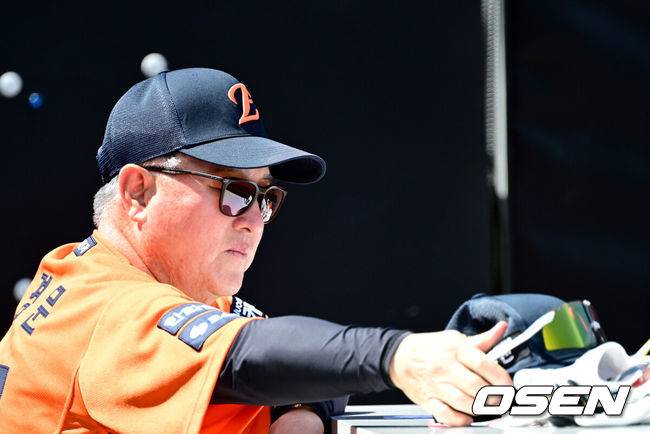 [OSEN=대전, 최규한 기자] 26일 대전 한화생명볼파크에서 ‘2025 신한 SOL Bank KBO리그’ 한화 이글스와 SSG 랜더스의 경기가 열린다.홈팀 한화는 류현진, 방문팀 SSG는 김광현을 선발로 내세운다.경기를 앞두고 한화 김경문 감독이 선수들의 훈련을 주시하고 있다. 2025.07.26 / dreamer@osen.co.kr