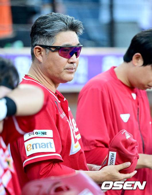 [OSEN=대전, 최규한 기자] 25일 대전 한화생명볼파크에서 ‘2025 신한 SOL Bank KBO리그’ 한화 이글스와 SSG 랜더스의 경기가 열렸다.홈팀 한화는 라이언 와이스, 방문팀 SSG는 드류 앤더슨을 선발로 내세웠다.SSG 이숭용 감독이 국기에 대한 경례를 마친 뒤 더그아웃으로 향하고 있다. 2025.07.25 / dreamer@osen.co.kr