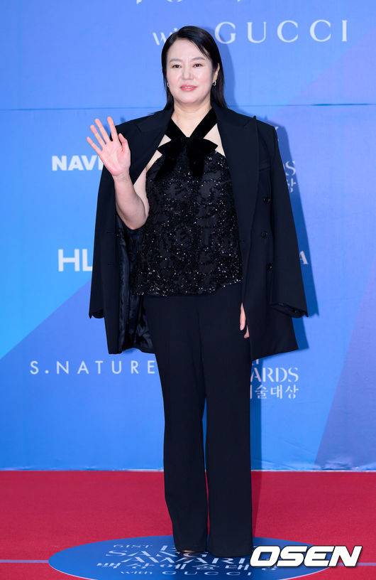 [OSEN=이대선 기자] 5일 오후 서울 강남구 코엑스 D홀에서 ‘제61회 백상예술대상 with 구찌’ 레드카펫 행사가 열렸다.방송·영화·연극을 아우르는 국내 유일무이 종합 예술 시상식 ‘제61회 백상예술대상 with 구찌’는 JTBC·JTBC2·JTBC4에서 동시 생중계, 프리즘·네이버TV·치지직에서 디지털 생중계된다.배우 김금순이 레드카펫을 밟고 있다. 2025.05.05 /sunday@osen.co.kr