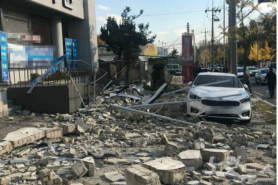 ▲지난 2017년 11월 경북 포항에서 발생한 지진 피해를 입은 현장. ⓒ프레시안 자료사진.