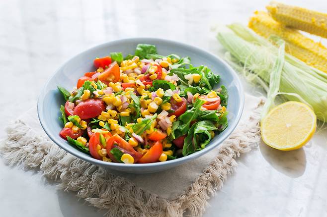 옥수수를 감자, 양파와&nbsp;함께 믹서기에 갈아낸 뒤 우유나 크림을 추가해 스프로 먹거나 샐러드에 넣어 먹어도&nbsp;좋다. 클립아트코리아 제공