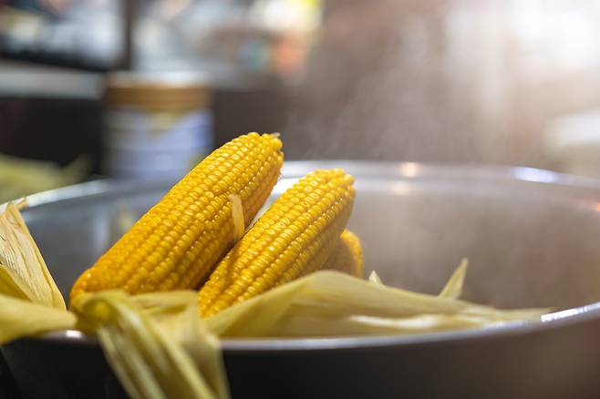 옥수수를 먹을 때 칼로리 섭취를 줄이려면 삶거나&nbsp;쪄서&nbsp;먹는 좋다. 클립아트코리아 제공