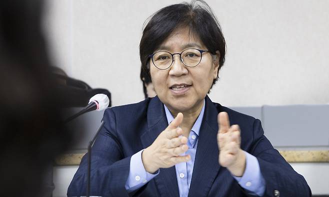 정은경 보건복지부 장관이 25일 서울 중구 한국생명존중희망재단에서 열린 '자살예방 전문가 간담회'에서 자살예방상담전화 콜센터 추가 개소 준비 상황과 심리부검 체계를 점검하고 자살예방 전문가와 실효적 자살예방 대책에 대해 논의하고 있다. 보건복지부 제공