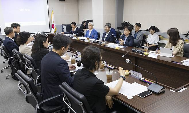정은경 보건복지부 장관이 25일 서울 중구 한국생명존중희망재단에서 열린 자살예방 전문가 간담회를 주재하고 있다. 연합뉴스