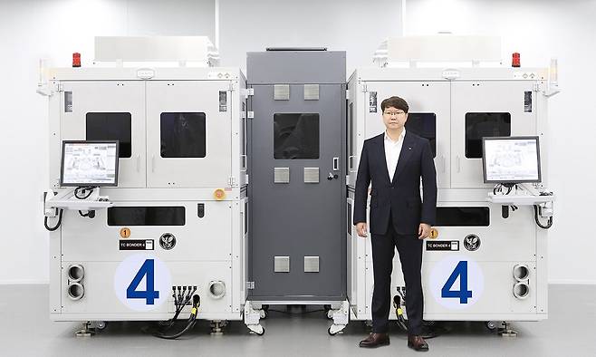 곽동신&nbsp;한미반도체 회장이&nbsp;HBM4(6세대 고대역폭메모리)&nbsp;전용 장비&nbsp;‘TC&nbsp;본더&nbsp;4’와 포즈를 취하고 있다.&nbsp;한미반도체 제공