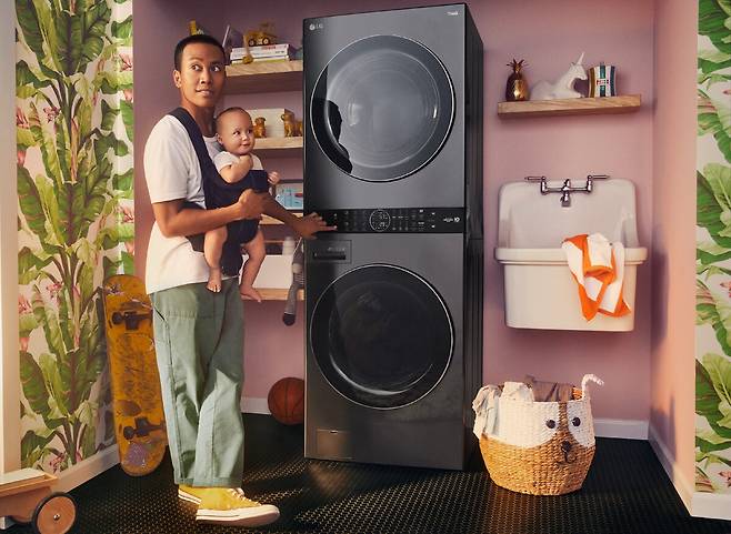 LG 워시타워 라이프스타일 이미지컷. 최근 LG전자의 복합형 세탁∙건조기 ‘LG 워시타워’는 미국과 영국의 유력 매체들로부터 호평을 받으며 연이어&nbsp;‘최고의 세탁·건조기’ 제품으로 선정됐다. G전자 제공