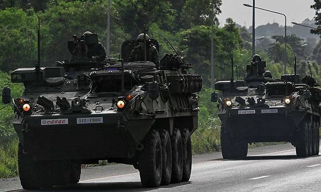 지난 24일(현지시간) 태국-캄보디아 국경 지대에서 교전이 벌어진 가운데 태국군 장갑차들이 이동하고 있다. AFP연합뉴스