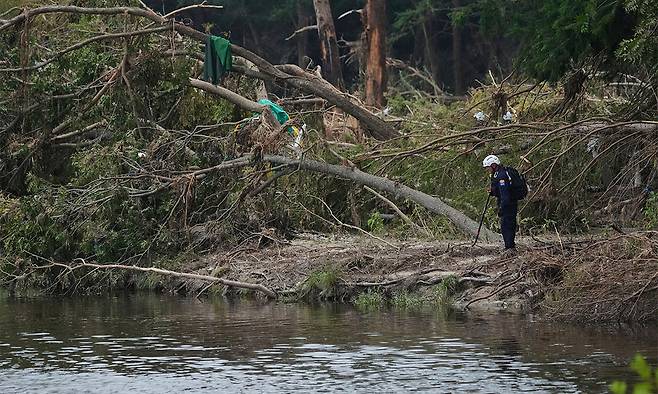지난 3일(현지시간) 미국 텍사스주에서 갑작스러운&nbsp;홍수로 130여명이 사망한 뒤 12일 수색팀이 케르빌에서 당시 범람했던 과달루페 강 유역을 수색하고 있다. 미국에선 지난해에 비해 7월 한 달에만 두 배의 홍수가 발생했다. 케르빌=AP연합뉴스