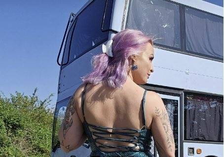 자신의 아파트를 팔고 중고 2층 버스를 구입해 거주공간과 도서관으로 개조한 스테프 린지(38).틱톡 캡처