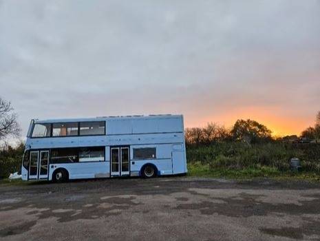 개조 작업이 완료된 2층 버스. 틱톡 캡처