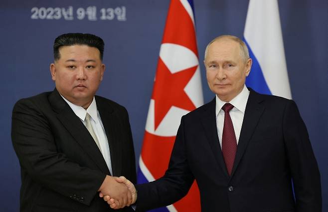 북러 정상회담 - 김정은 북한 국무위원장(왼쪽)과 블라디미르 푸틴 러시아 대통령이 13일(현지시간) 러시아 아무르주 보스토치니 우주기지에서 회담을 열고 악수하고 있다. 두 정상이 회담하는 것은 2019년 4월 이후 4년 5개월 만이다. 스푸트니크 제공·연합뉴스