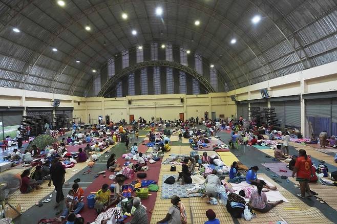 태국과 캄보디아 간 충돌로 인해 집을 떠난 태국 주민들이 25일(현지시간) 수린주(州)에 마련된 대피소에서 휴식을 취하고 있다. AP 연합뉴스