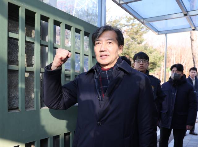 자녀 입시 비리와 청와대 감찰 무마 등 혐의로 기소돼 징역 2년 형이 확정된 조국혁신당 조국 전 대표가 경기도 의왕 서울구치소 앞에서 수감되기 전 지지자들을 향해 주먹을 쥐어보이고 있다. 연합뉴스