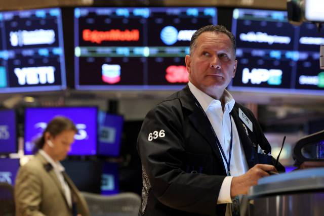 25일 미국 뉴욕시 뉴욕증권거래소(NYSE)에서 트레이더들이 업무에 집중하고 있다. 로이터연합뉴스