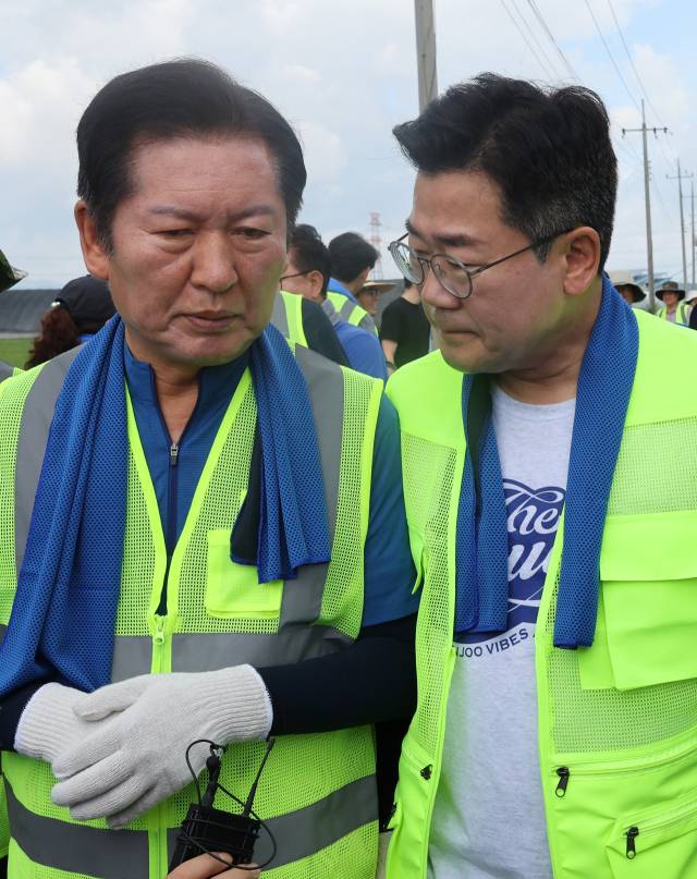 더불어민주당 정청래·박찬대 당대표 후보가 21일 충남 예산군 신암면 조곡리 수해 현장을 둘러보고 있다. 연합뉴스.