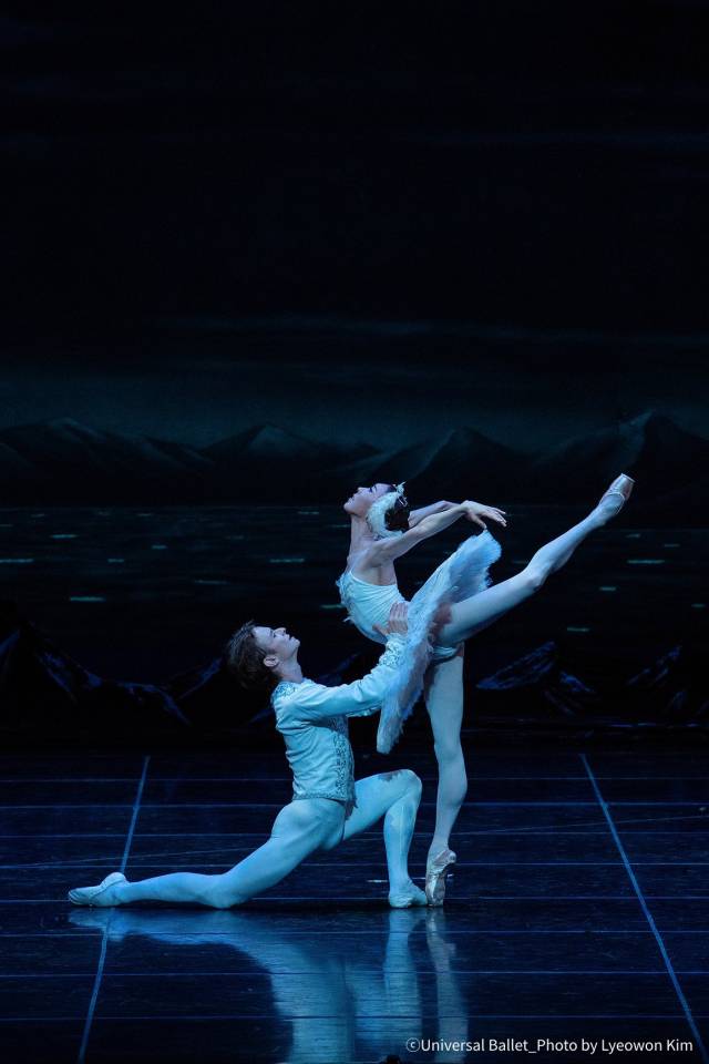 백조의 호수 1막 무대를 공연 중인 다닐 심킨과 홍향기 ⓒUniversal Ballet_Photo by Lyeowon Kim