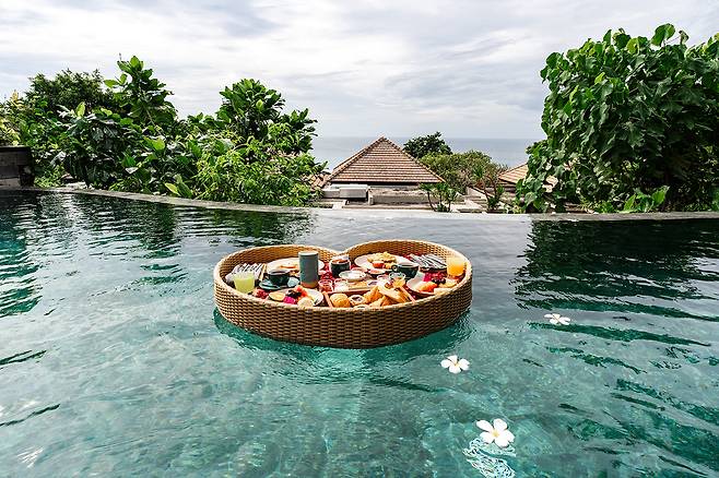 전용 수영장에서 즐기는 플로팅 조식. 사진제공|윤더로드