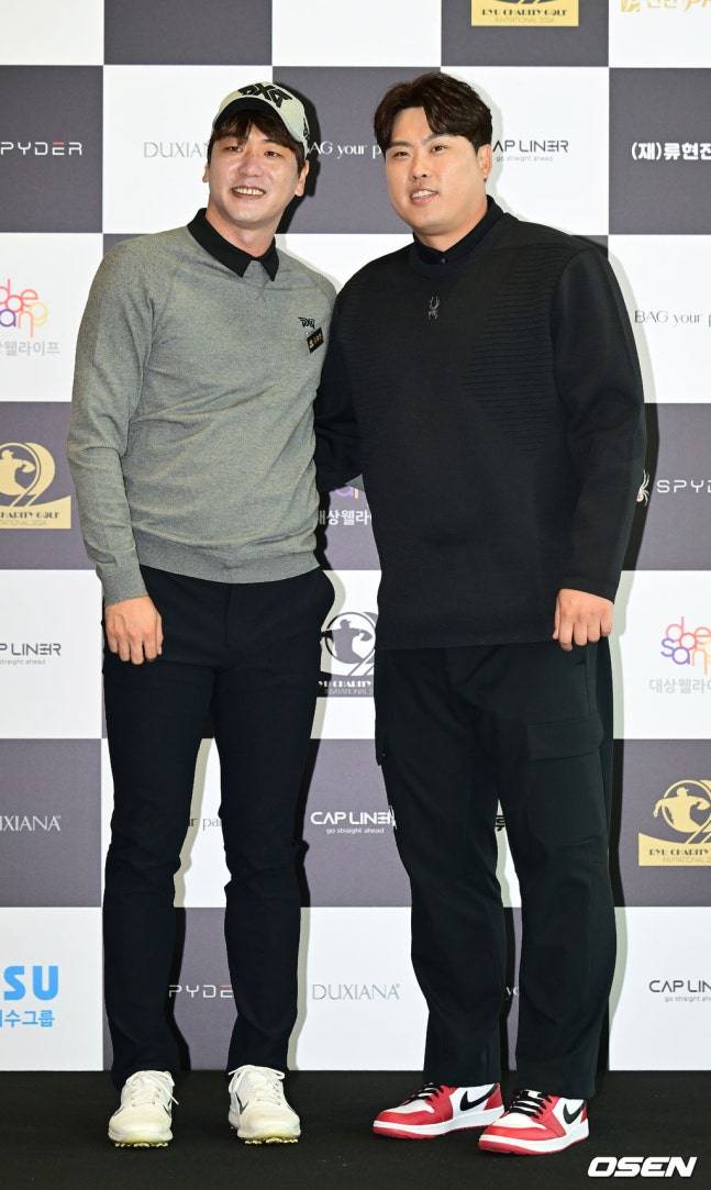 지난해 11월 류현진이 개최한 자선골프 대회에서 기념 촬영을 하고 있는 김광현(왼쪽)과 류현진.