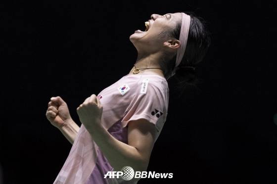 안세영이 20일 일본 도쿄에서 열린 세계배드민턴연맹(BWF) 월드투어 슈퍼 750 일본오픈 여자단식 결승에서 왕즈이를 2-0(21-12, 21-10)으로 꺾고 우승을 확정한 뒤 포효하고 있다. /AFPBBNews=뉴스1