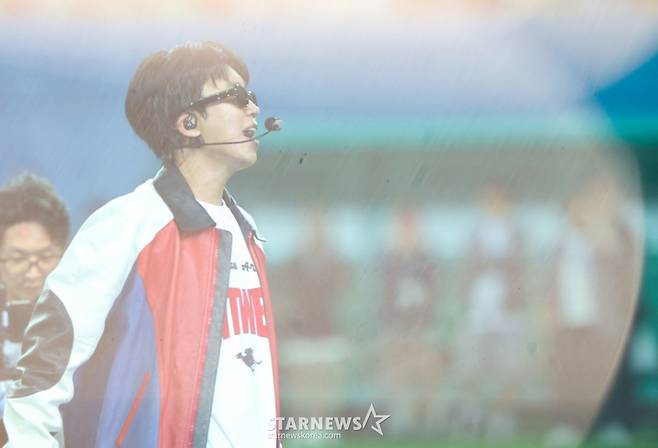 [대전=뉴시스] 황준선 기자 = 2024년 10월 12일 오후 대전 유성구 대전월드컵경기장에서 열린 쿠팡플레이와 함께하는 하나은행 자선축구대회 팀 히어로와 팀 기성용의 경기, 임영웅이 하프타임쇼 무대를 선보이고 있다. 2024.10.12. hwang@newsis.com /사진=황준선